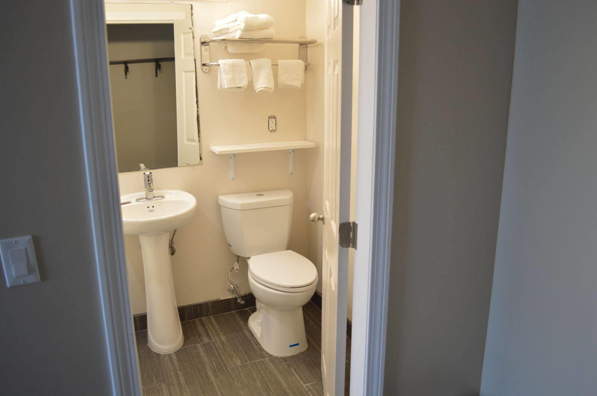 Nashoba Valley Inn & Suites Ayer Exteriör bild